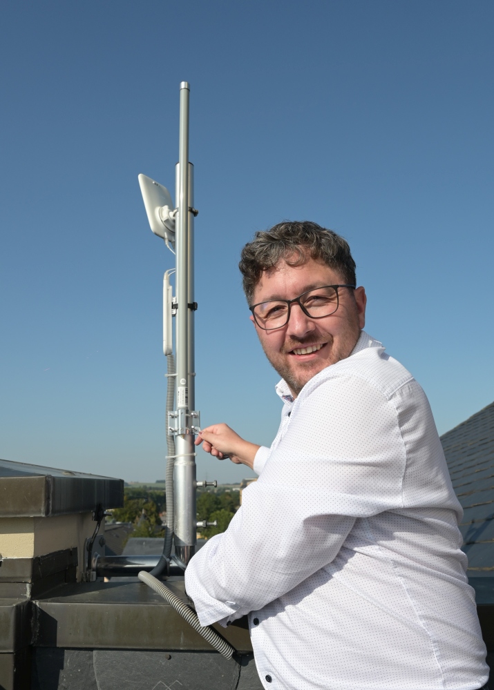 Der IT-Experte Jörg Martin installiert die erste Zwönitzer LoRaWAN-Antenne